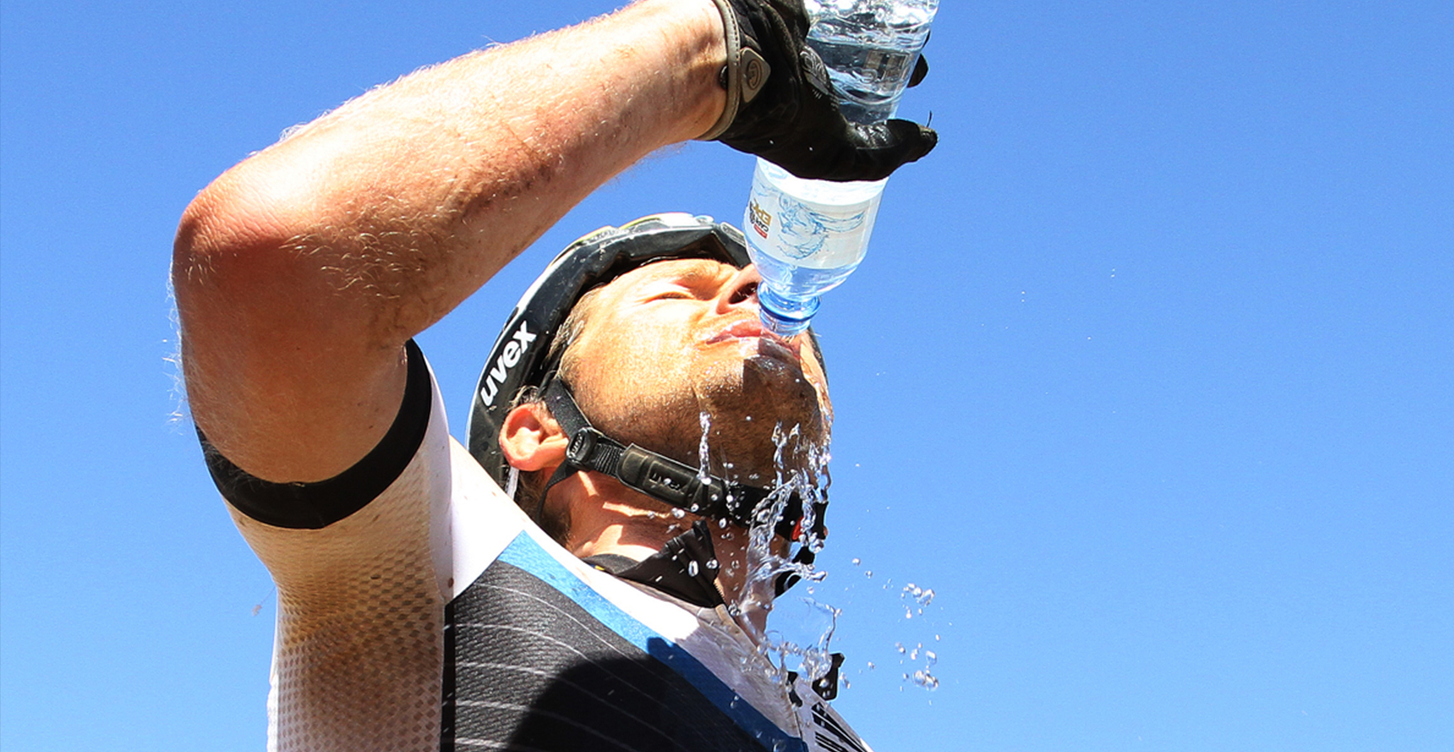 Холодная вода в жару. Пить воду в жару. Спортсмен пьет воду. Тренировка в жару. Человек в жару.